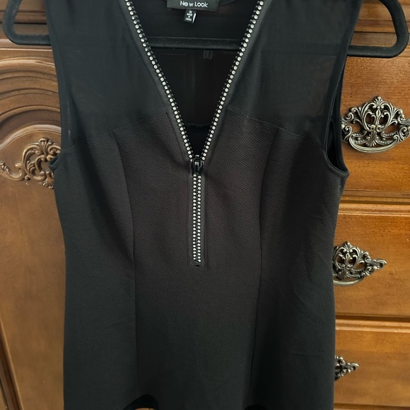 New look black zippered sleeveless top. - Picture 2 of 9
